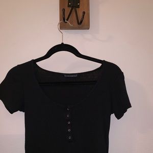 BRANDY MELVILLE BLACK HALF BUTTON CROP TOP